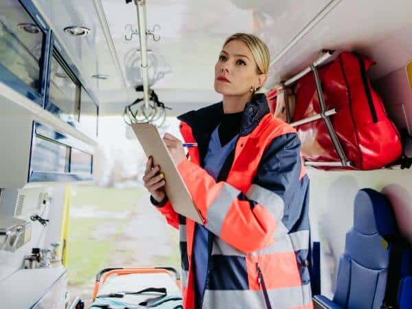 paramedico controlla l'interno dell'ambulanza per verificare i dispositivi